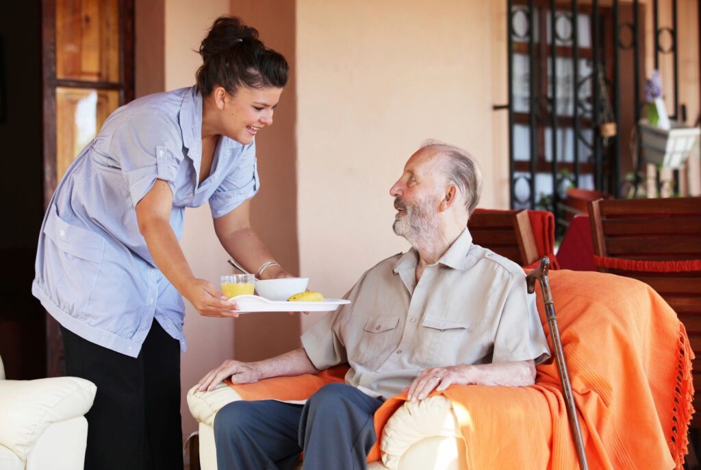 Private Home Care vs. Community Care: What’s the Difference and Which is Right for Your Loved One?